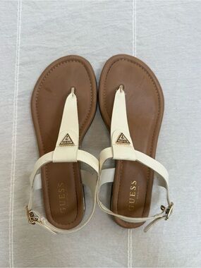 GUESS Women's Brown Footbed Cream Strap T-Strap Sandals